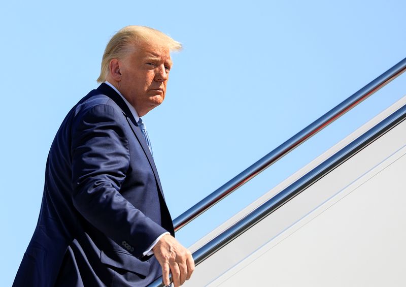 Trump dice que él pospuso conversaciones comerciales con China