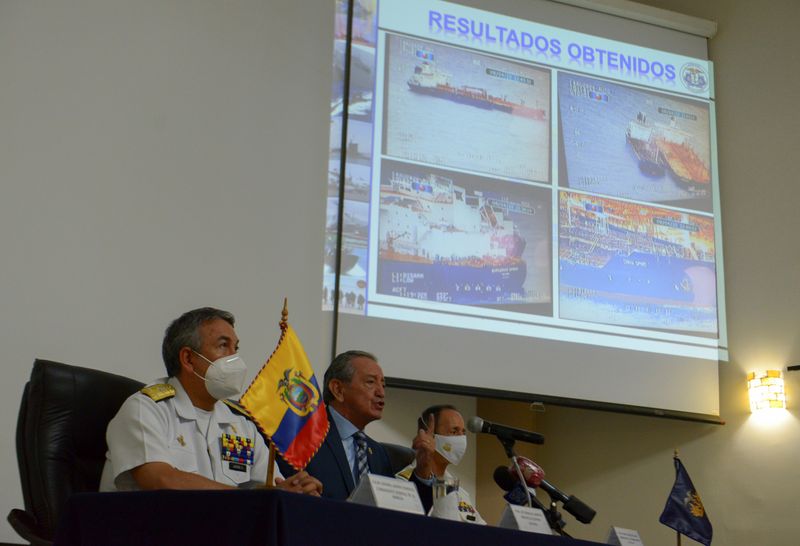 Ecuador dice que algunos buques pesqueros cerca de Galápagos apagaron sistemas satelitales