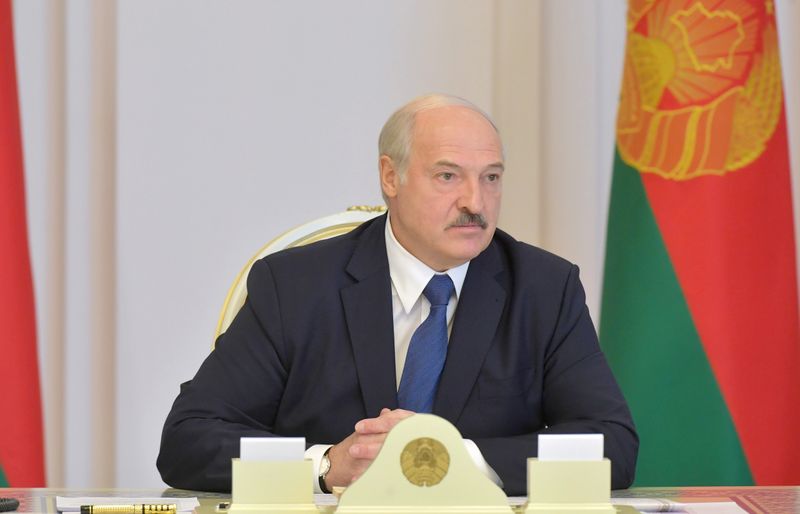 Líder bielorruso ordena a la policía poner fin a las protestas en Minsk