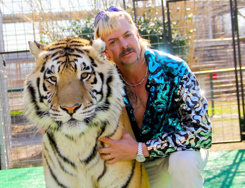 Cierra zoológico de serie “Tiger King”, dueño culpa a “locos” de derechos de los animales