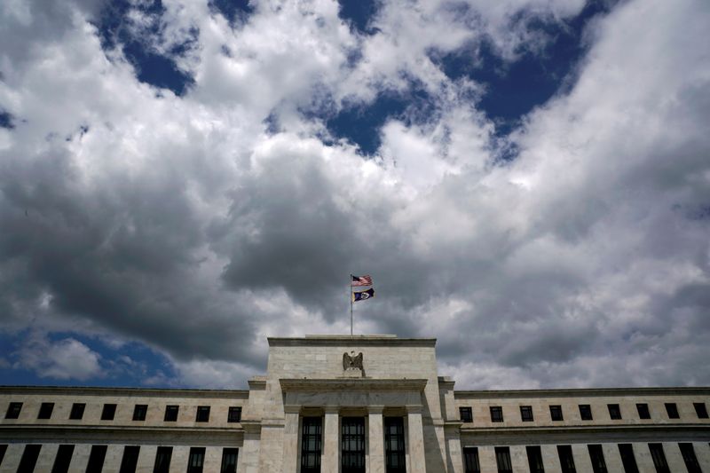 Autoridades de la Fed se concentran en ajustes de estrategia: minutas