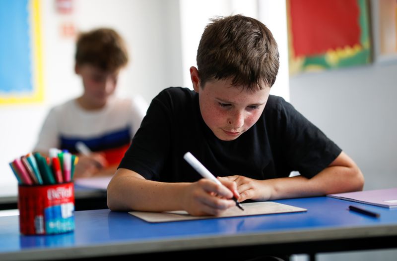Las escuelas reabren en Inglaterra y Gales en medio de presión sobre Boris Johnson