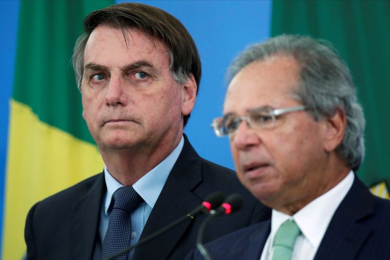 Bolsonaro extiende asistencia financiera por COVID-19 clave para su popularidad