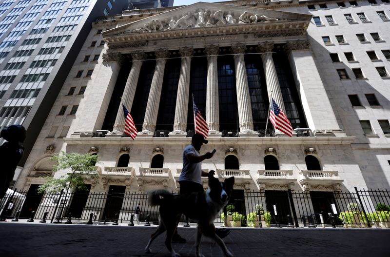 Wall Street sube por dato de actividad manufacturera de EEUU, que marca máximo en casi dos años