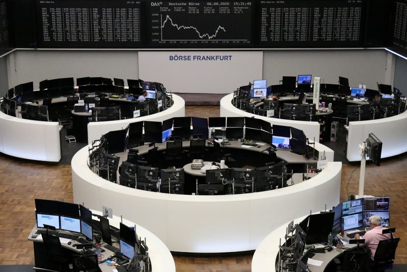 Acciones europeas cierran a la baja una sesión volátil, sector tecnológico avanza