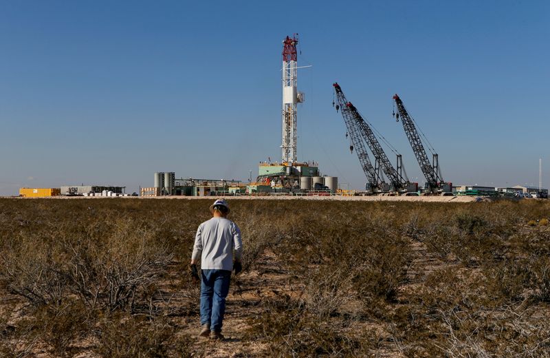 PETROLEO-Precios del crudo suben hacia 46 dólares por caída de inventarios en EEUU