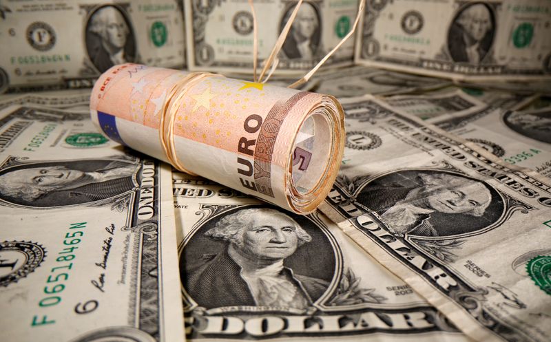 FOREX-Moneda estadounidense amplía avance y euro retrocede desde máximo de 1,20 dólares