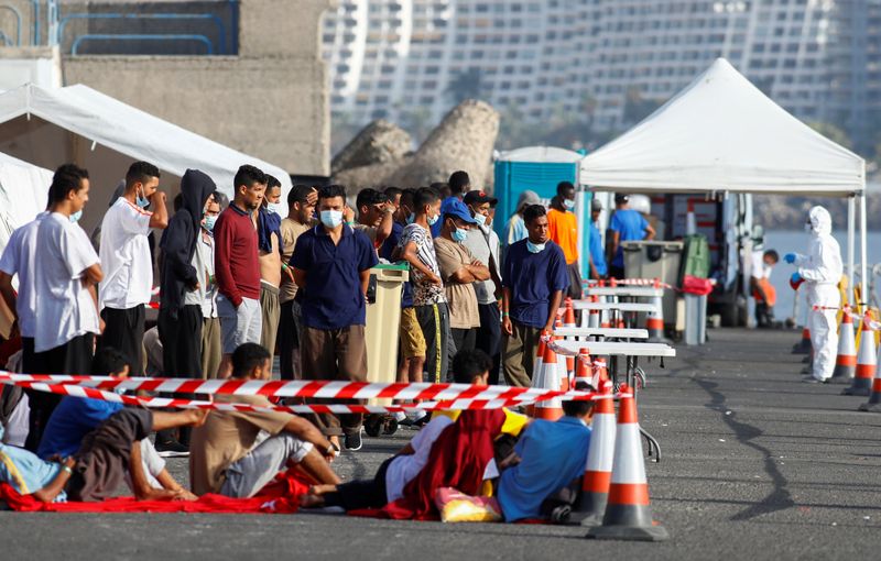 Más de 200 inmigrantes están estancados en campamento portuario de Gran Canaria