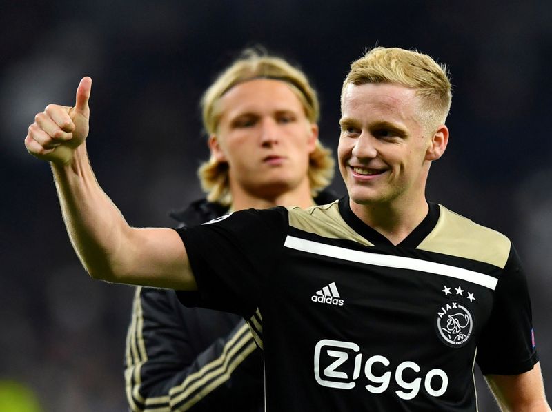 Manchester United contrata al mediocampista holandés Van de Beek