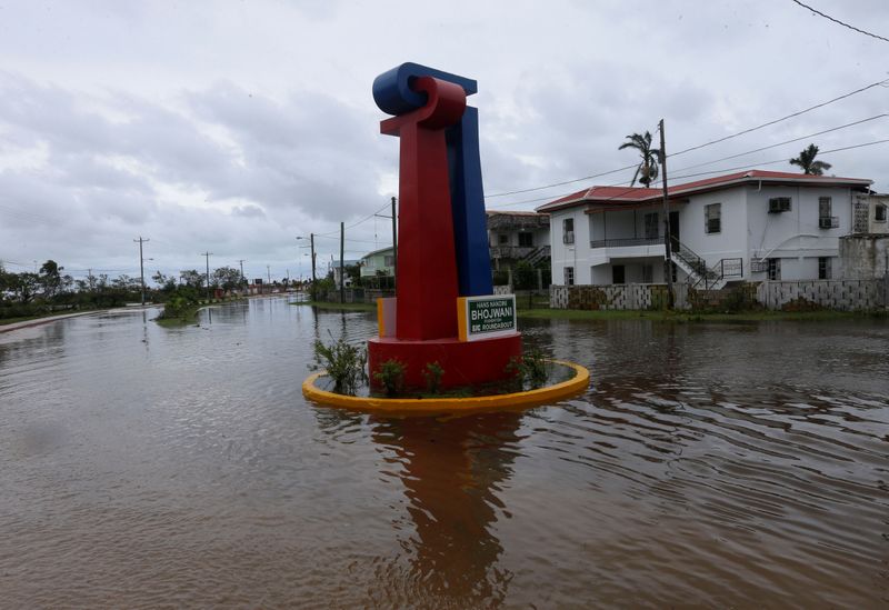 Nana se convierte en huracán, amenaza costas de Belice, Guatemala y sur de México