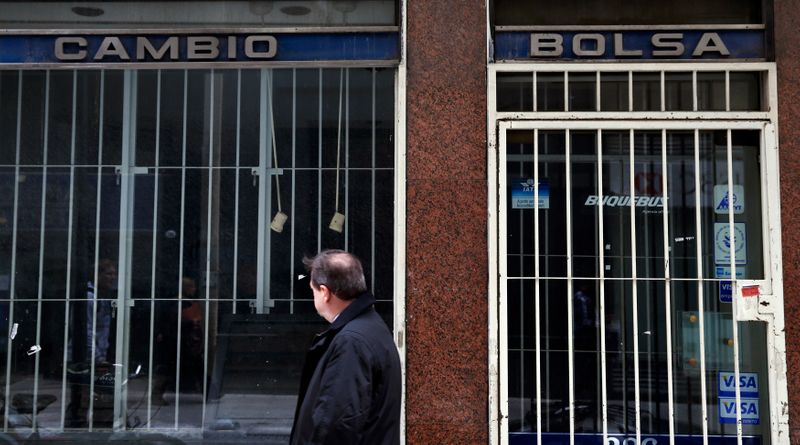 Acciones de Argentina lideran debilidad de mercado, atención a cotización de nuevos bonos