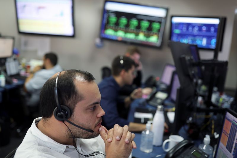 Monedas y bolsas caen al cierre por alza del dólar y retroceso de acciones mundiales