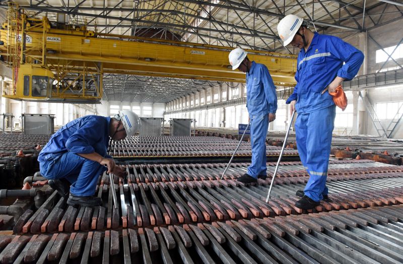 METALES BASICOS-Cobre cae por tomas de ganancias y mejor producción minera