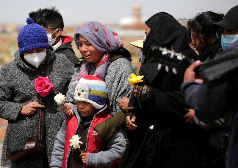 Familias bolivianas recurren a tumbas clandestinas debido a cementerios colapsados por coronavirus