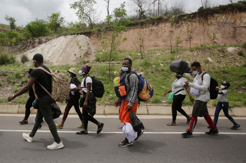 Detienen a 36 migrantes haitianos que abandonaron albergue en Panamá