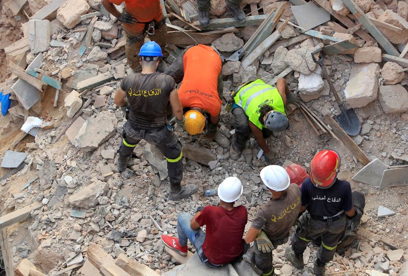 Socorristas revisan escombros de Beirut en medio de señales de vida un mes después de explosión