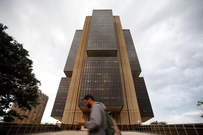 Banco Central Brasil favorecería orientación futura más firme si se necesitan más estímulos: director