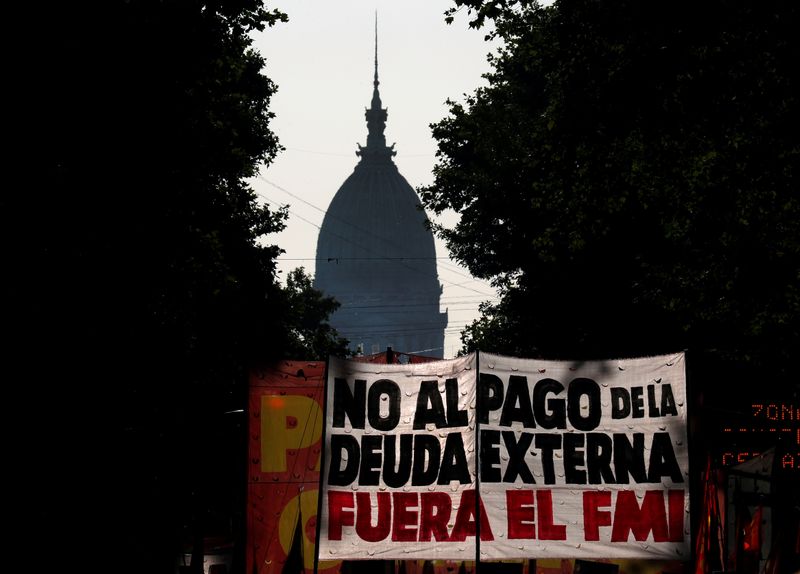 Los viejos bonos de Argentina se despiden mientras el mercado se centra en nueva deuda