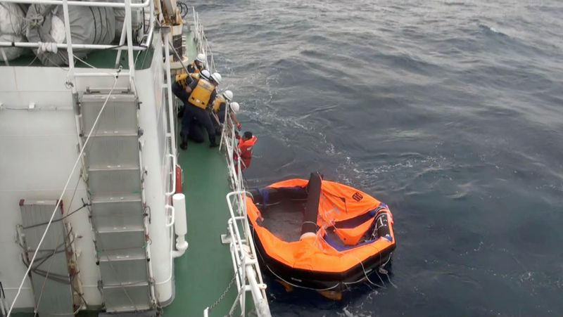 Japón suspende por mal tiempo las labores de búsqueda de tripulantes de buque naufragado