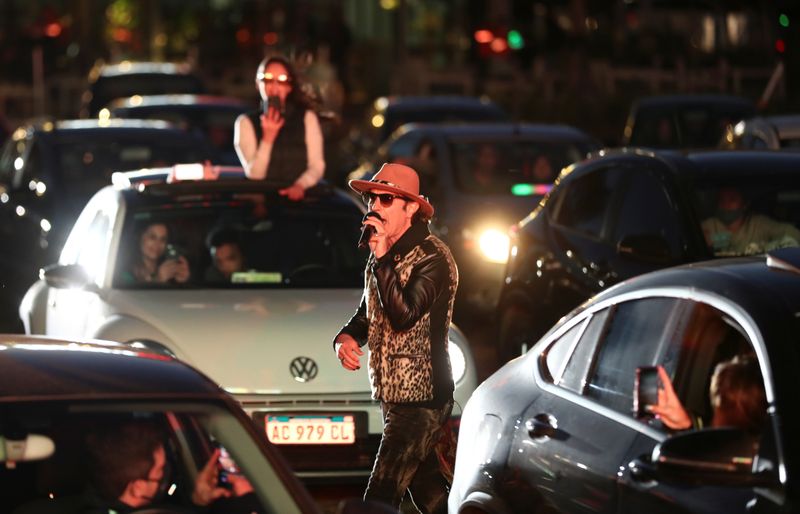 Rock en vivo desde el auto: argentinos asisten a primer recital en cuarentena