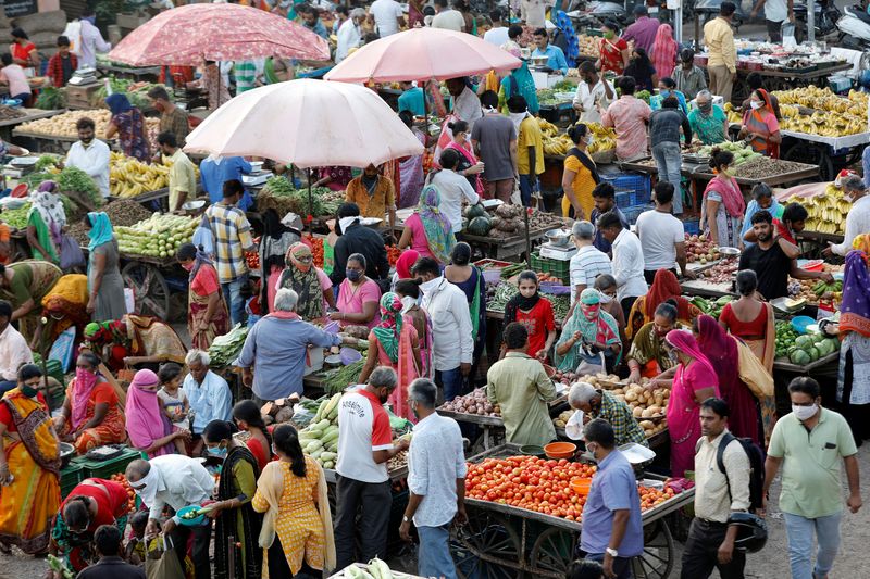 India supera a Brasil en infecciones de coronavirus, reanuda algunos servicios de transporte