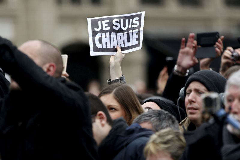 Charlie Hebdo, firme tras ataques … pero ahora con guardaespaldas