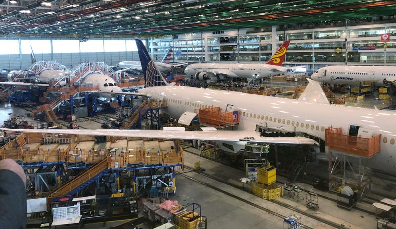 Problemas producción de Boeing podrían generar que FAA revise cientos de aviones Dreamliner: WSJ