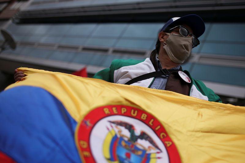 Cientos de trabajadores en Colombia protestan contra Gobierno pese a restricciones por COVID