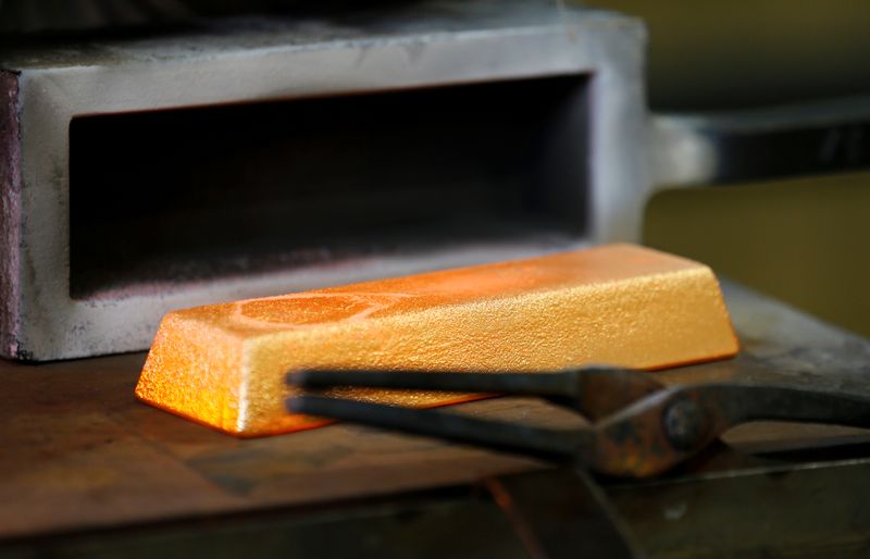 METALES PRECIOSOS-Oro cae por fortaleza del dólar, mercado espera señales del BCE