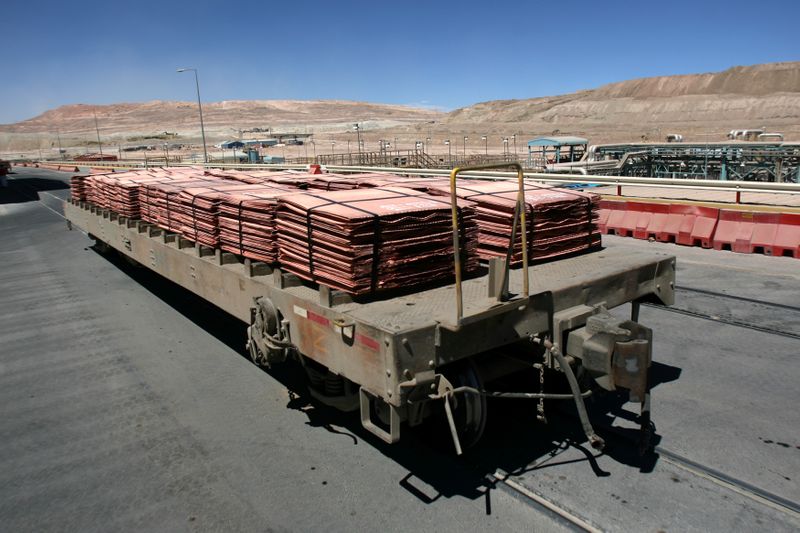 Cobre retrocede, pero se mantiene cerca de máximos 2 años