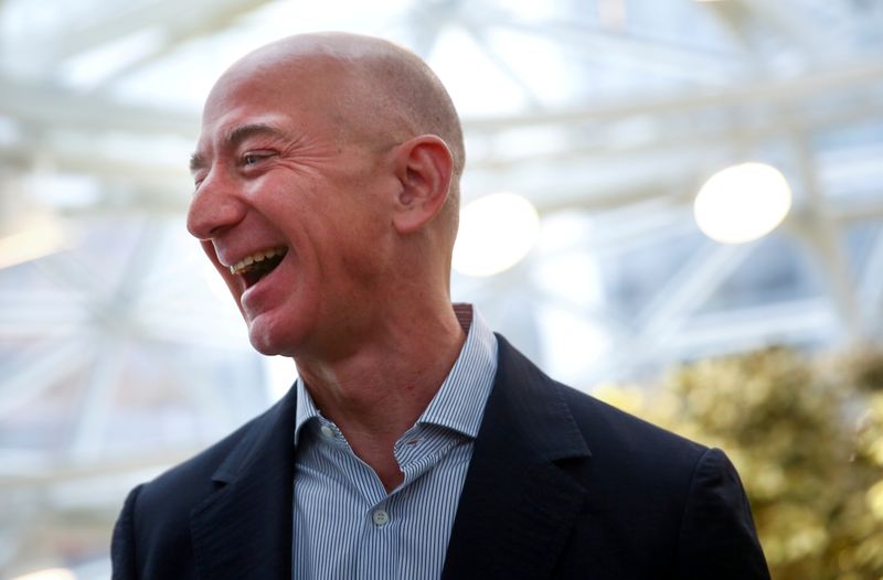 CEO de Amazon encabeza lista de millonarios de Forbes, Trump retrocede