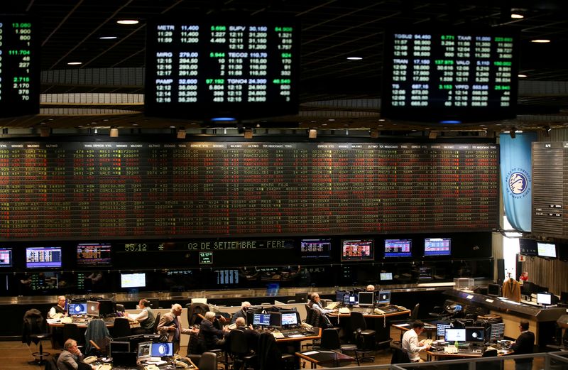 Bolsa argentina baja al compás de plazas externas, inversores aguardan liquidez en nuevos bonos