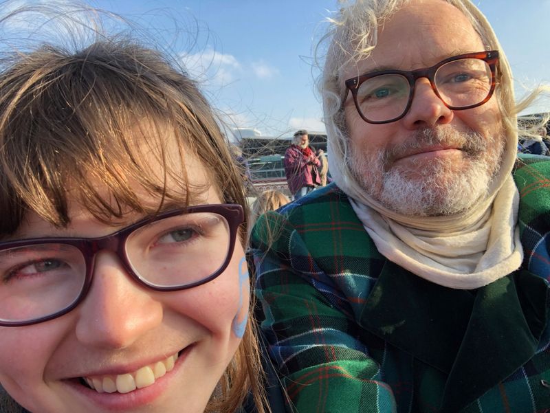 En nuevo libro, activista climática británica insta a sus pares adolescentes a “desafiar todo”