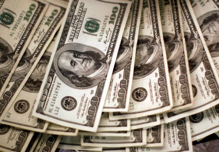 FOREX-Dólar cae desde máximo en cuatro semanas; euro se valoriza