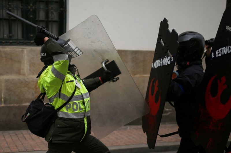 Un hombre muere en capital colombiana tras violenta agresión policial