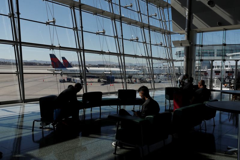 Aerolíneas de EEUU advierten de débil recuperación de viajes cuando esperan nuevas ayudas