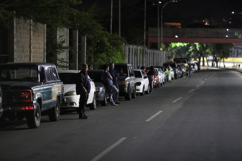 Crecen filas por gasolina en Venezuela mientras tanqueros Irán toman ruta larga para evitar sanciones