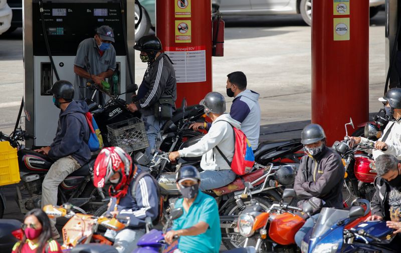 Crecen filas por gasolina en Venezuela mientras barcos iraníes buscan evitar sanciones