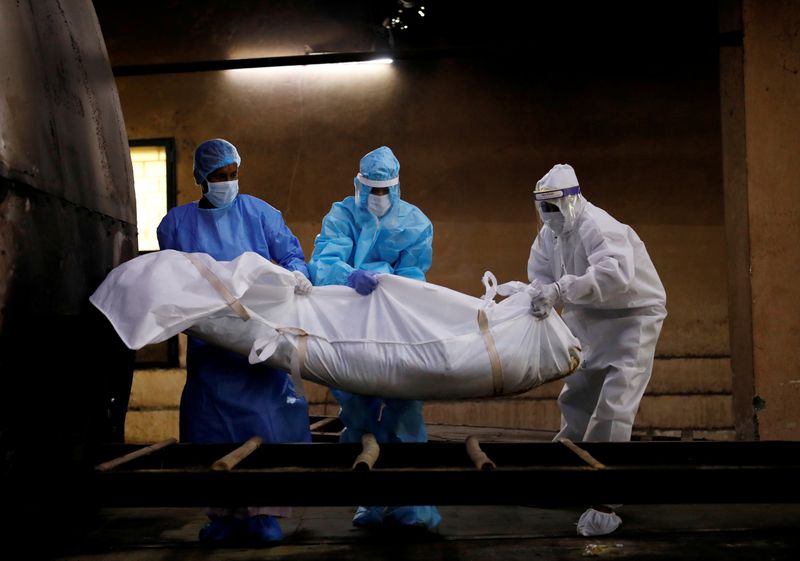 Muertes por COVID-19 en todo el mundo superan las 900.000 en medio de alza de casos en India