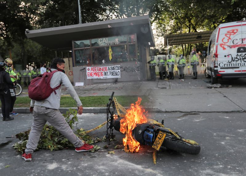 Muerte de un hombre en capital colombiana tras violenta agresión policial desata protestas
