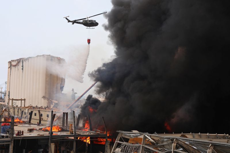 Gran incendio afecta al área portuaria de Beirut un mes después de enorme explosión