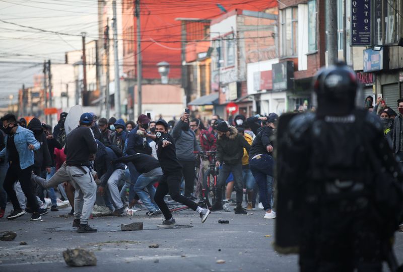 Ocho muertos dejan violentas protestas en Colombia contra abuso policial