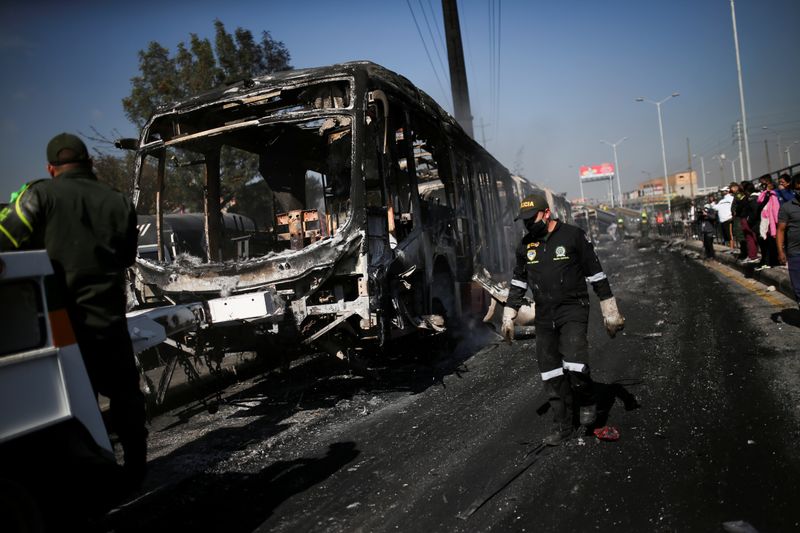 Nueve muertos y destrozos dejan violentas protestas en Colombia contra abuso policial