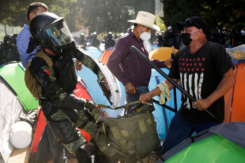 Policía militar mexicana, investigada tras muerte en protestas por agua