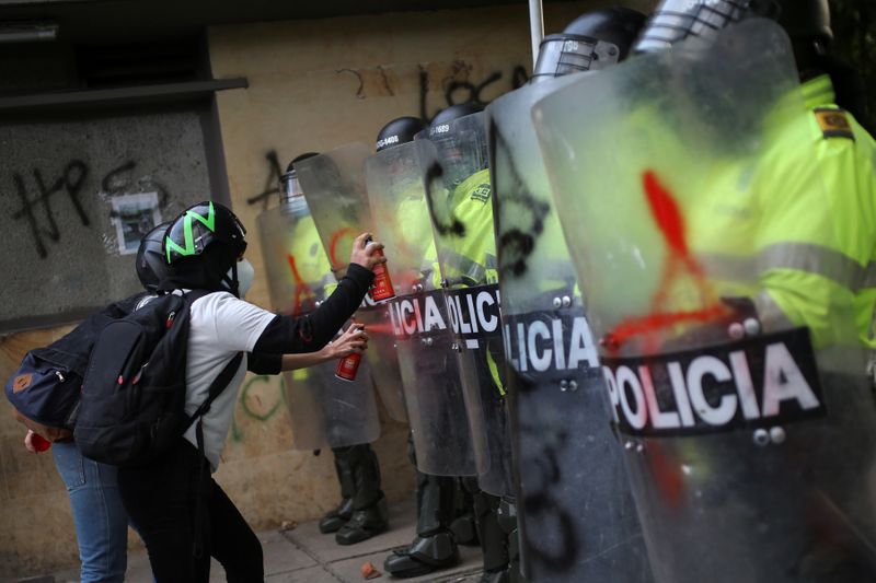 Manifestantes reanudan protestas en capital colombiana tras violenta jornada con nueve muertos