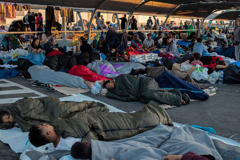 Grecia instala tiendas de campaña para inmigrantes varados en Lesbos