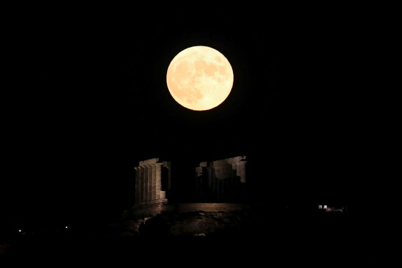 La NASA se propone comprar recursos lunares extraídos por empresas privadas