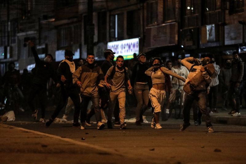 Ministro de Defensa de Colombia pide perdón por abusos policiales que desataron violentas protestas