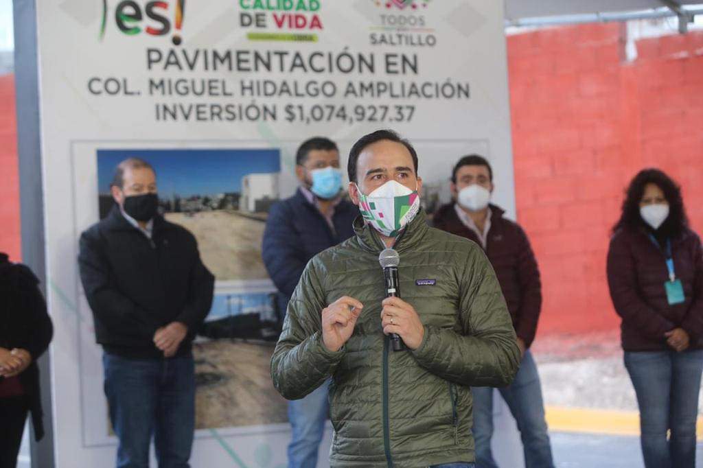 Entrega Manolo pavimentos a vecinos de la colonia Miguel Hidalgo