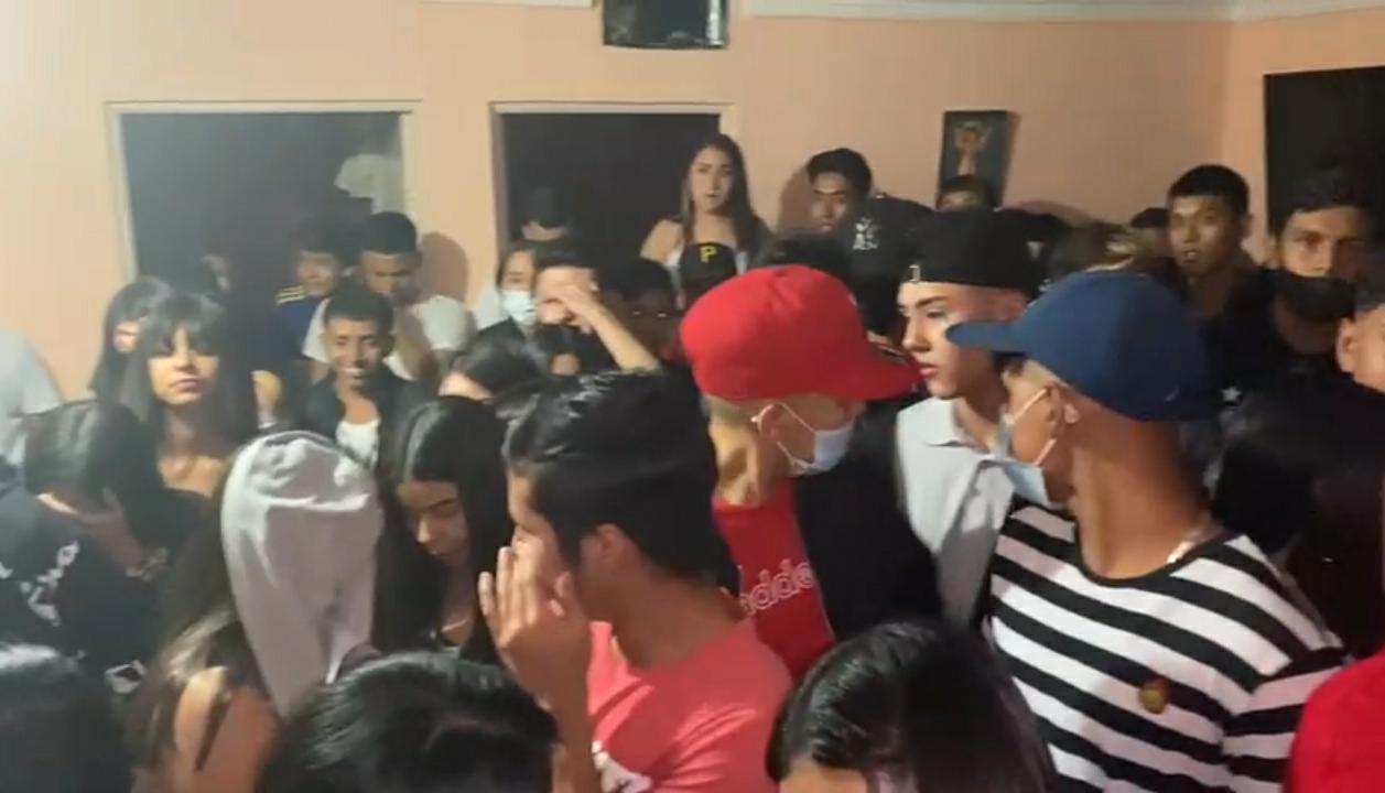 Dispersan fiesta clandestina con 60 menores de edad